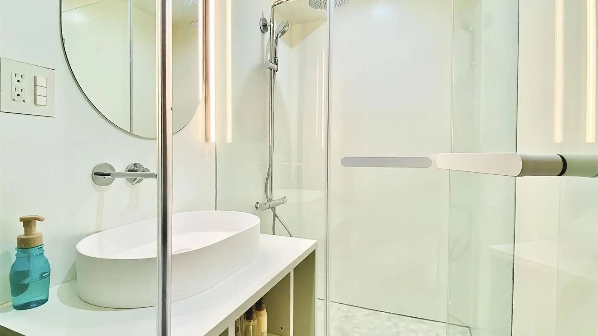 Hotel Tokyo Ueno Designer Room: Park & Station Proximity