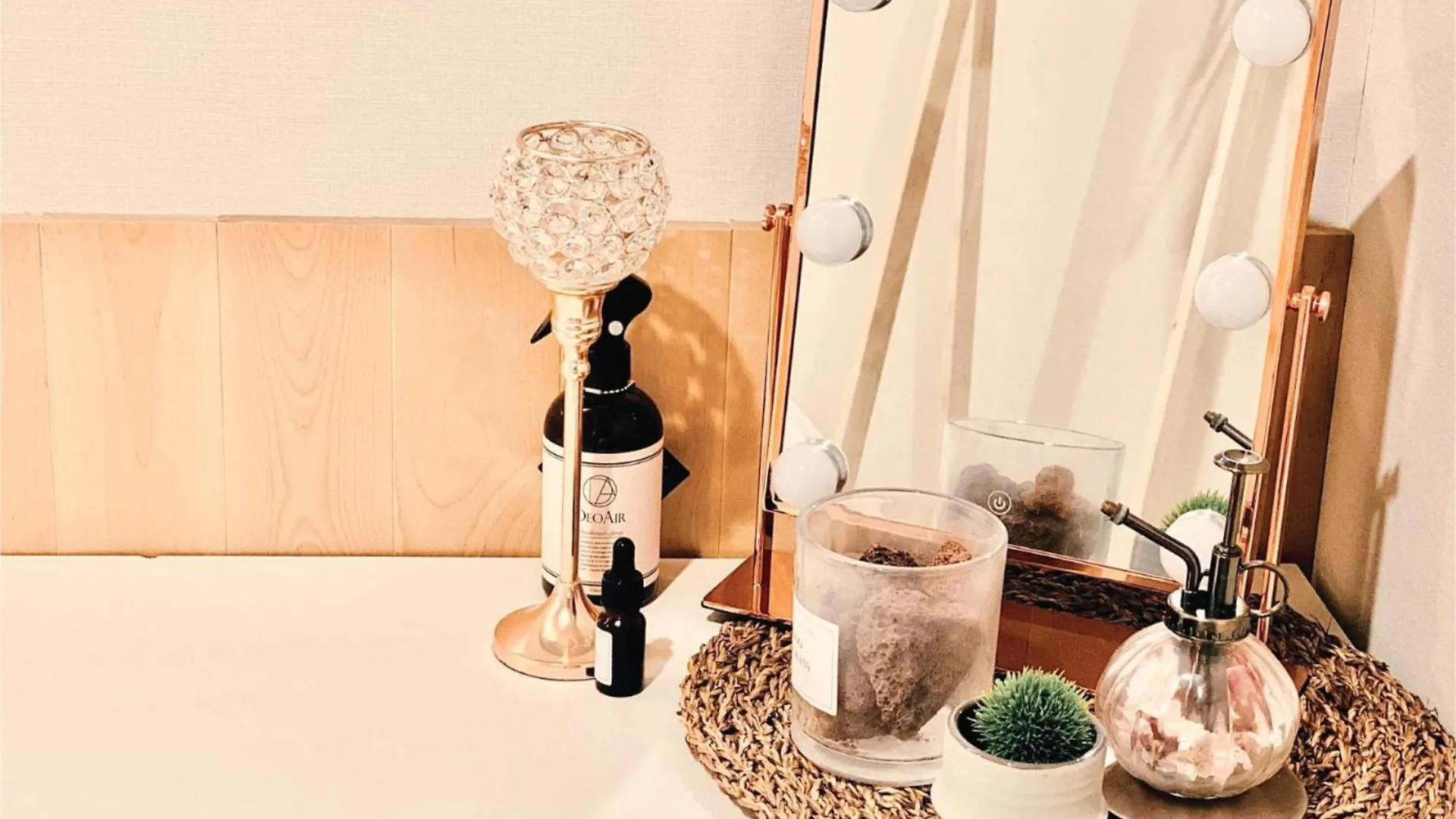 Hotel Tokyo Ueno Designer Room: Park & Station Proximity