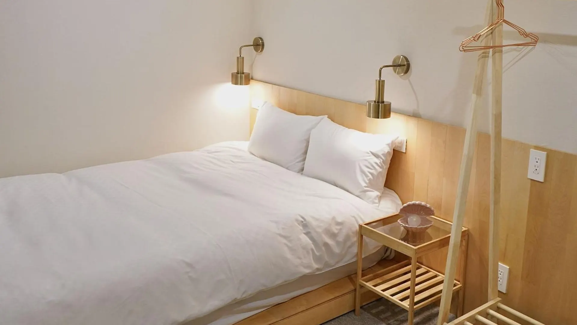 Hotel Tokyo Ueno Designer Room: Park & Station Proximity